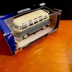 Maisto  1:25 Special Edition Volkswagen Van Samba New In Box.